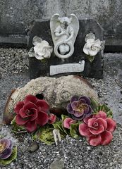Typisch Französisch - eine Grabstätte auf dem Friedhof in Lourdes