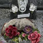 Typisch Französisch - eine Grabstätte auf dem Friedhof in Lourdes