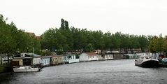 Typisch holländischer Anblick: Hausboote auf der Spaarne (Haarlem, Nordholland)