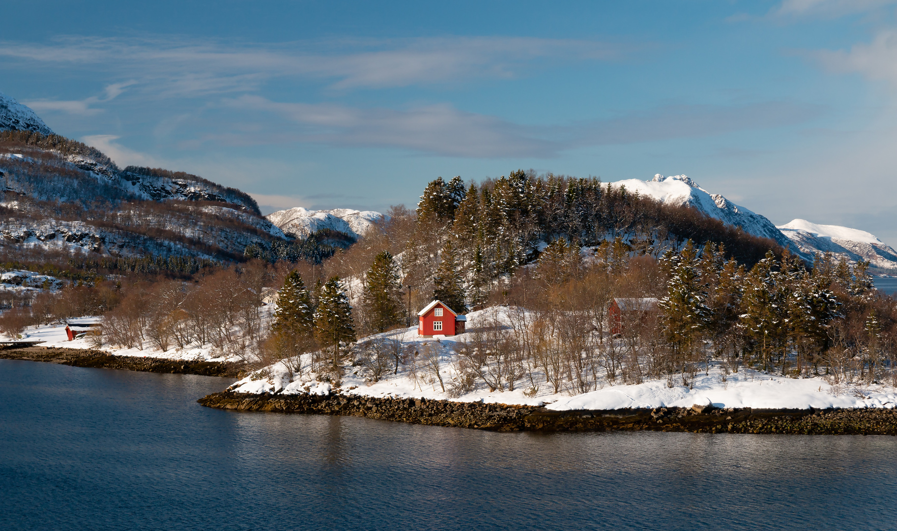 Typisch Norwegen - Rotes Haus auf einer Insel mit Bergen