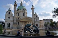 Typisch Wien - Vor der Karlskirche