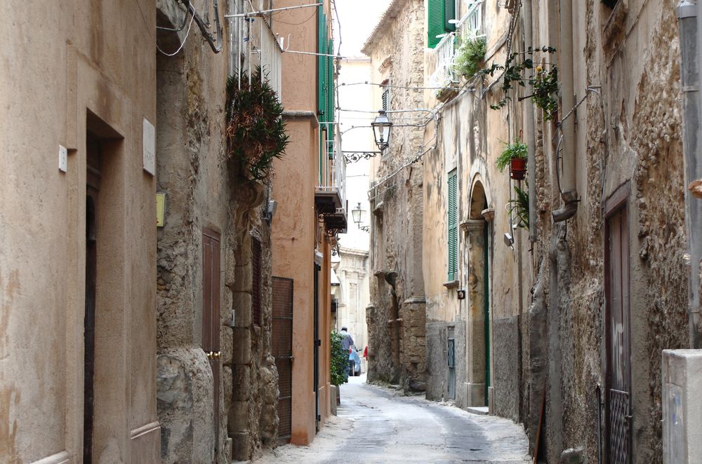 Typische alte Gasse in Tropea/Calabrien