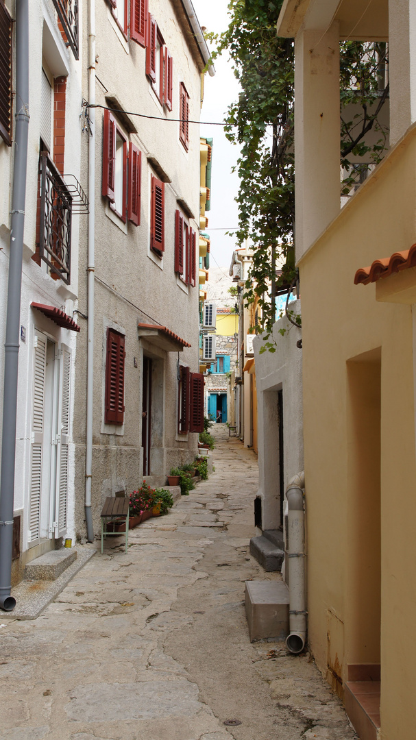 Typische Altstadt-Gasse in Baska