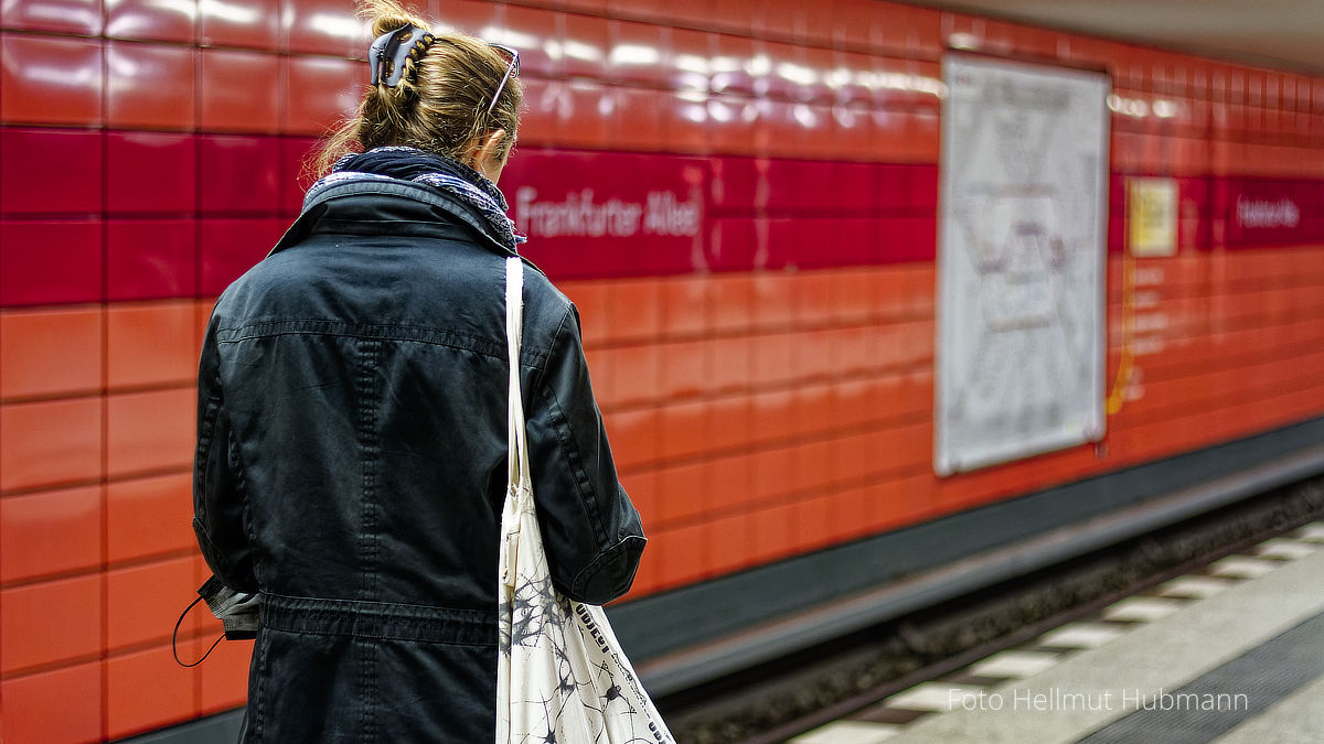 TYPISCHE BLICKRICHTUNG EINER JUNGEN FRAU IN DIESER ZEIT