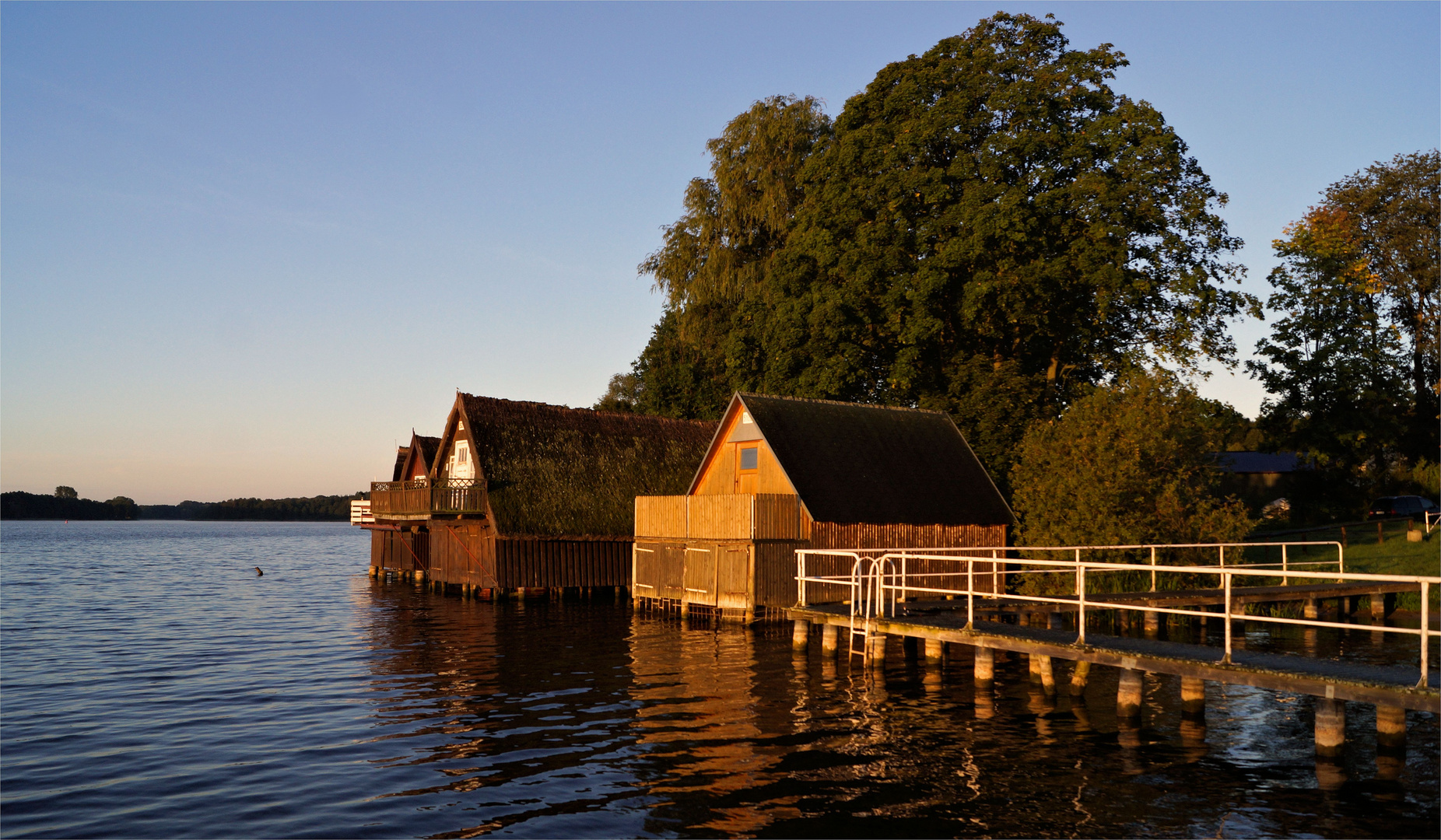 Typische Bootshäuser an der Müritz