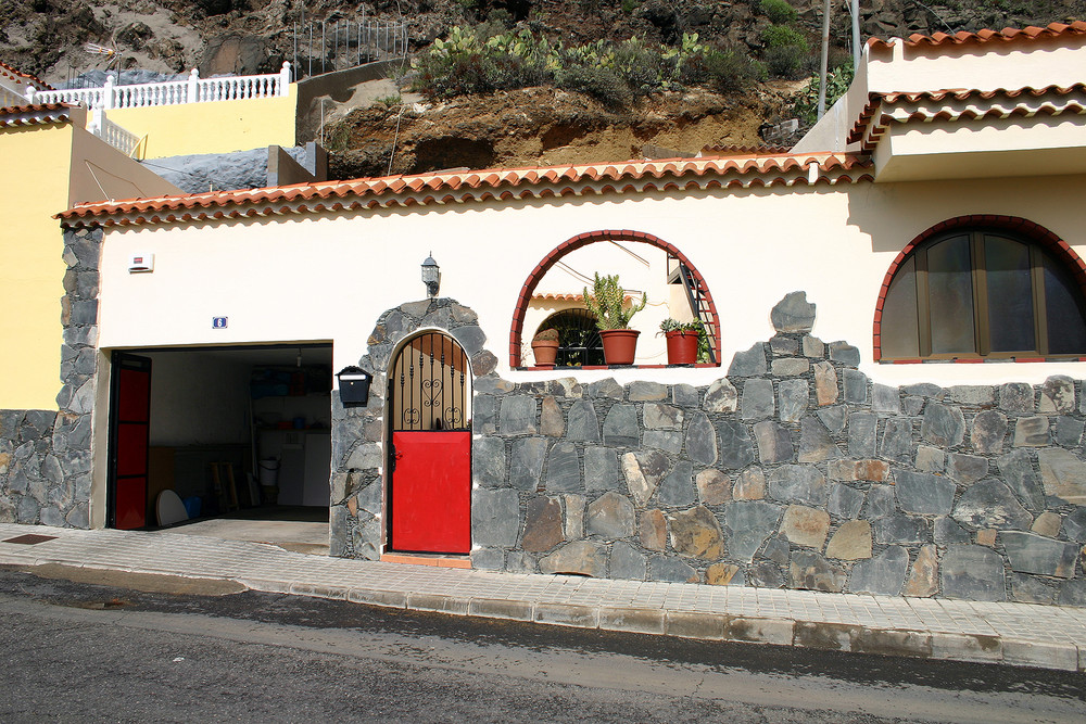 typische Dorfstraßenfassade auf Gran Canaria