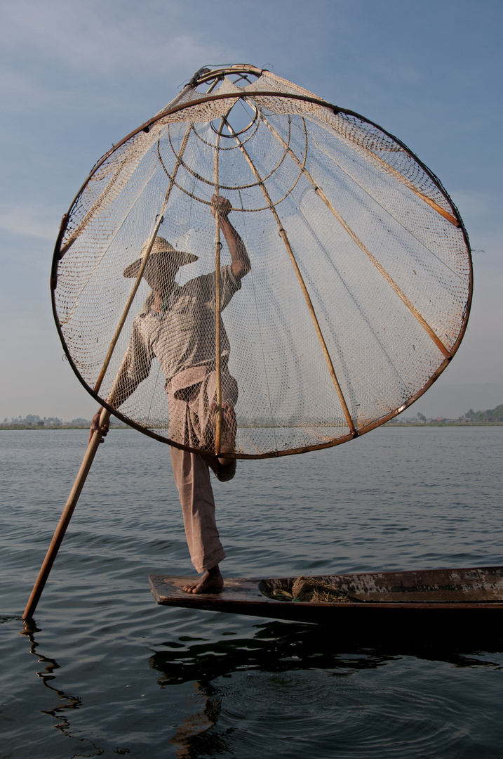 Typische Fischerpose am Inle Lake