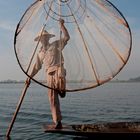 Typische Fischerpose am Inle Lake