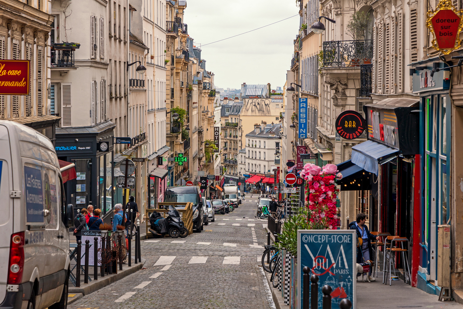 Typische Gasse im hügeligen Montmartre, Paris