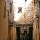 typische Gasse in Fes mit Transportmittel