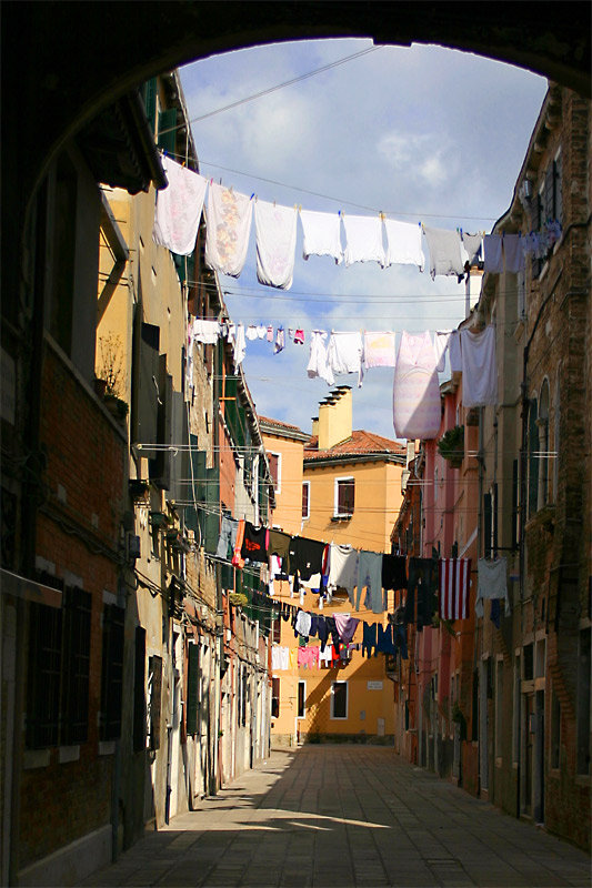 Typische Gasse in Venedig