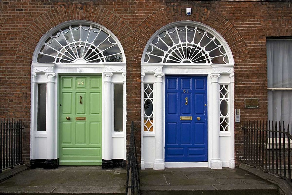 Typische Haustüren in Dublin. Die "Dublin Doors" im georgianischen Stil.