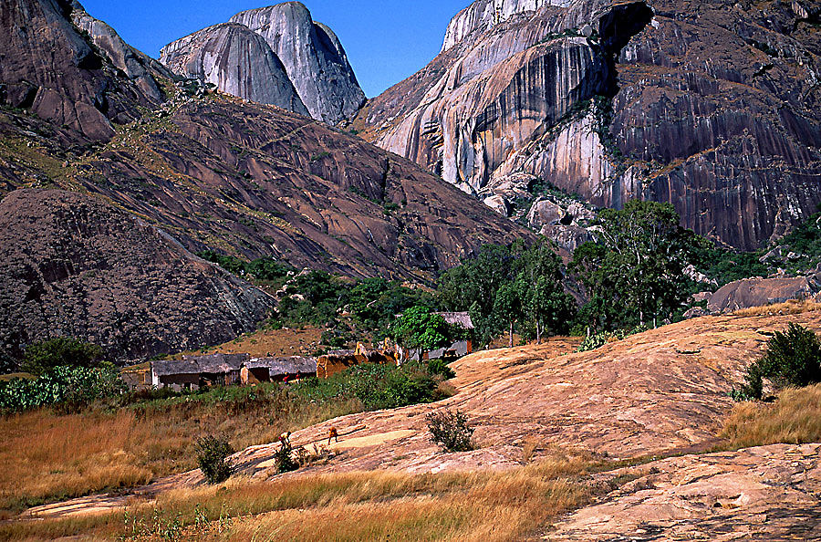 Typische Landschaft und Dorfidylle auf Madagaskar