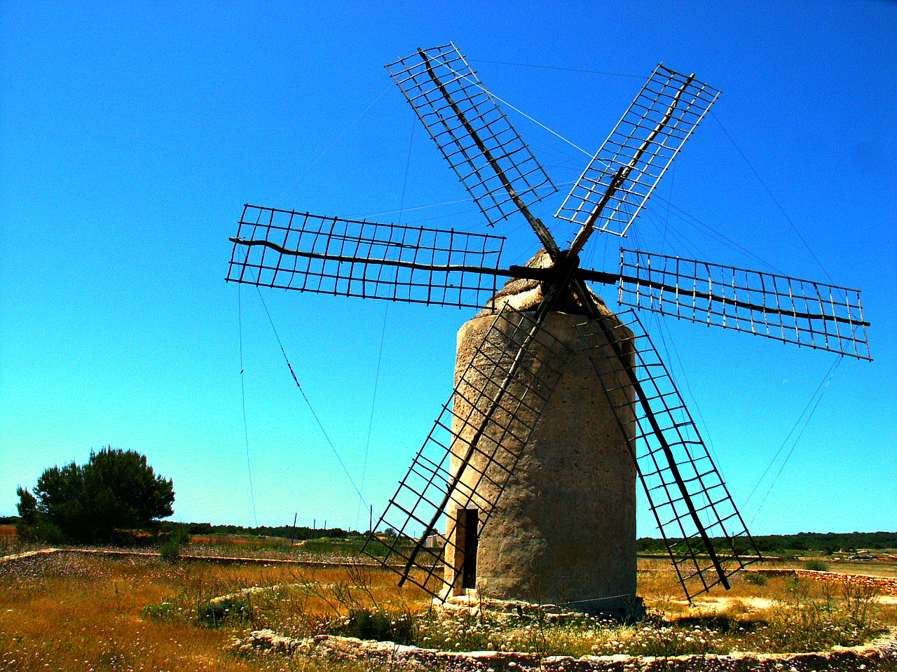 Typische Salz-Windmühle der Balearen.....