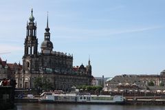typische Stadtansicht von Dresden vom Elbufer aus