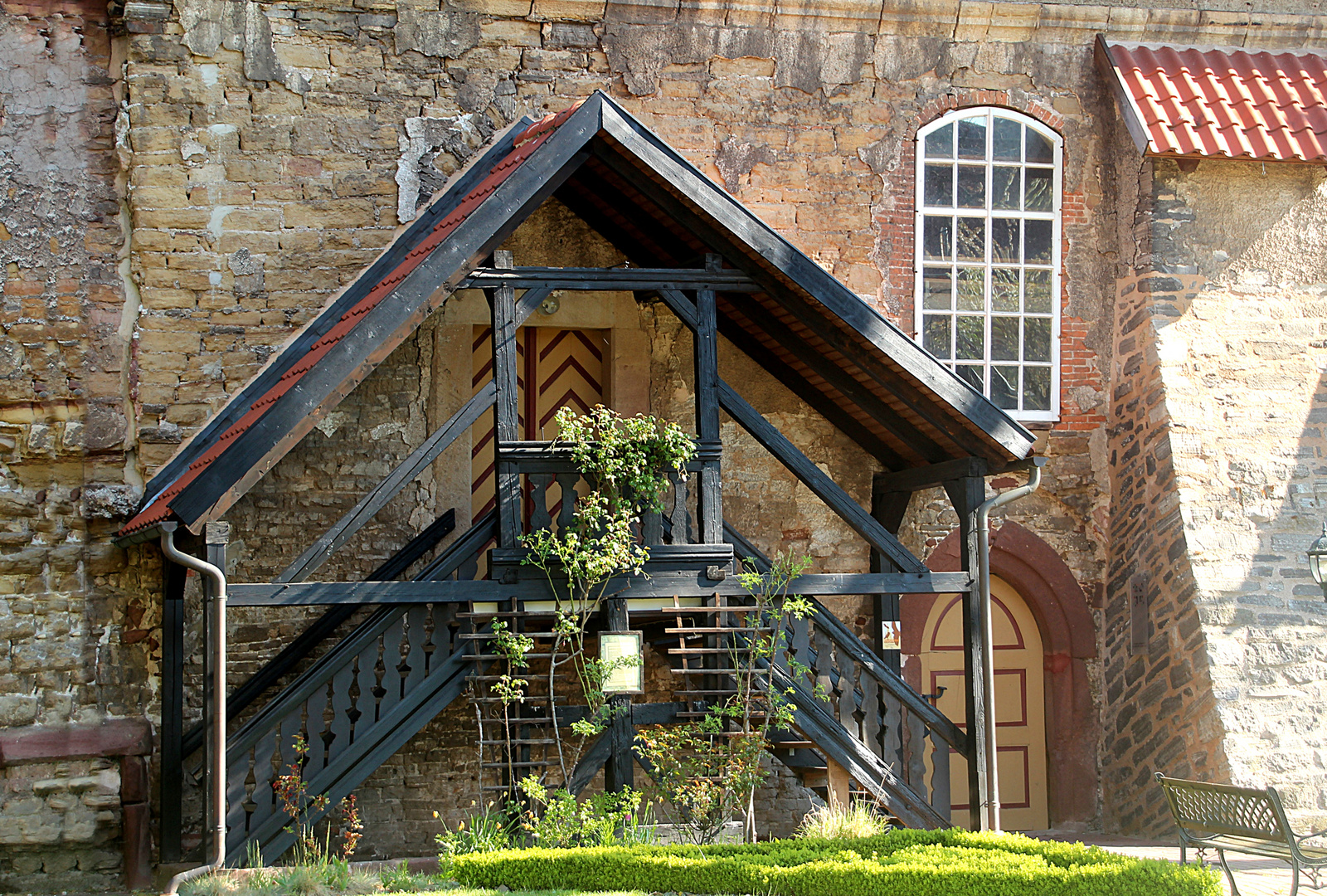 Typischer Eingang für Thüringer Kirchen 