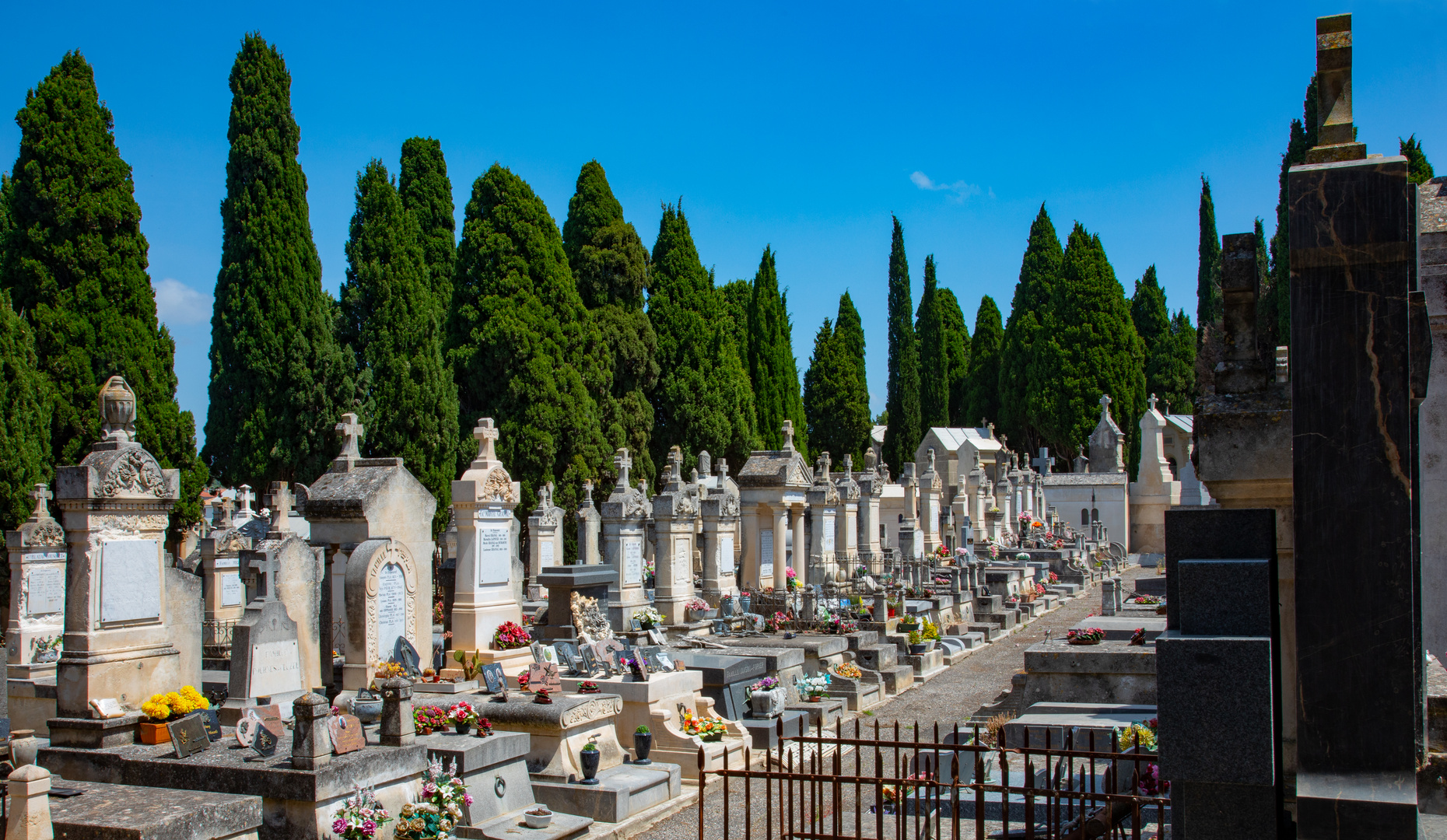  Typischer französischer Friedhof