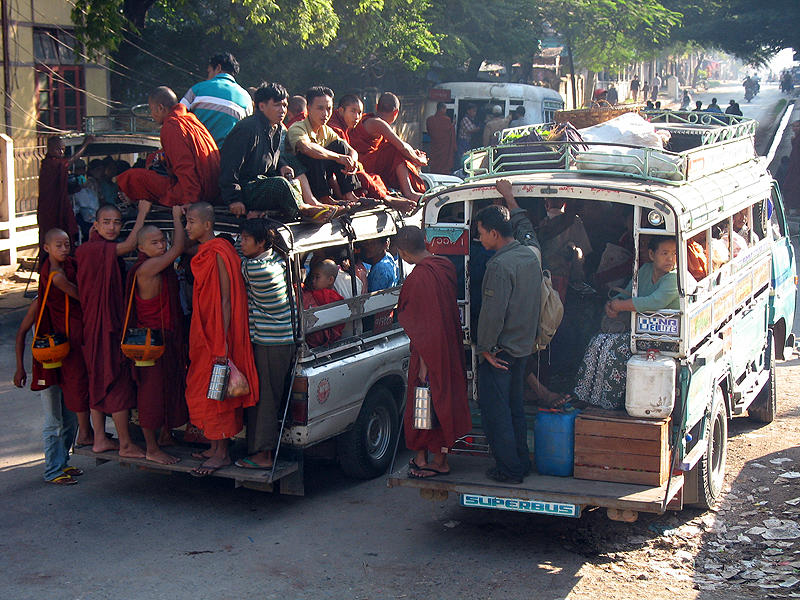 Typischer Nahverkehr in Mandalay