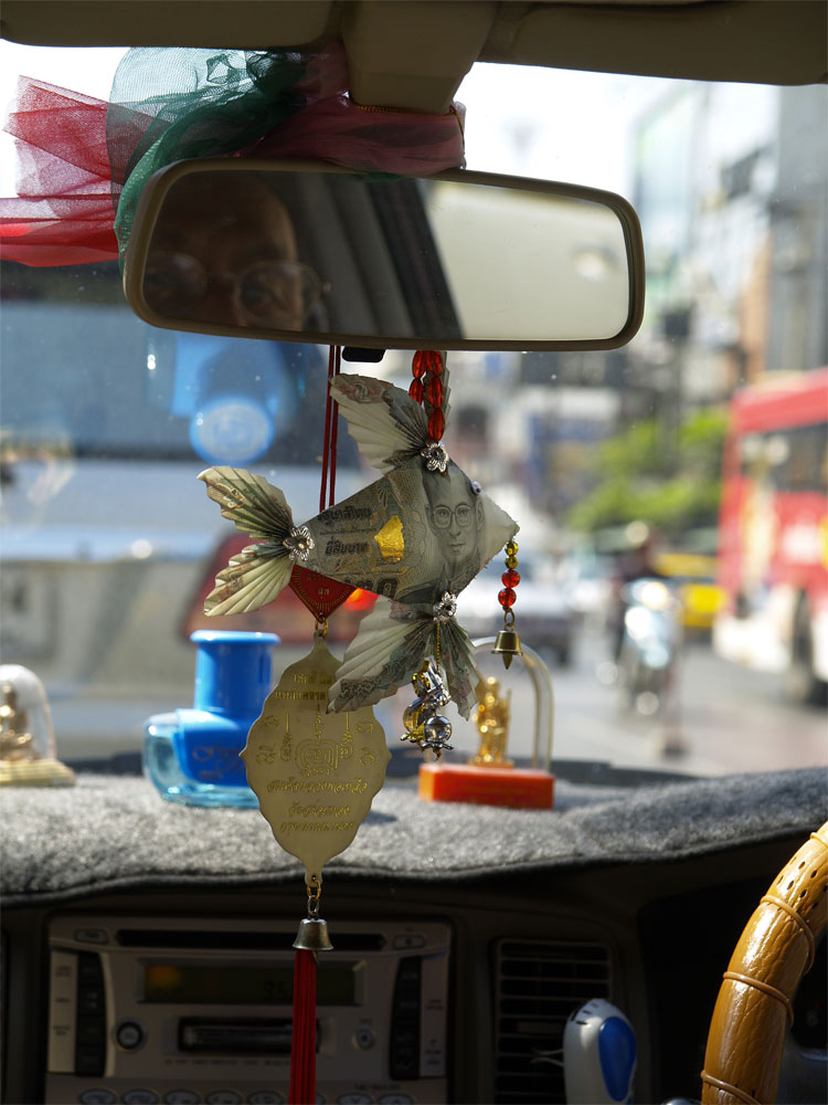 Typischer Taxi-Innenspiegel in Bangkok