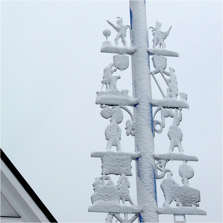 Typisches bayrisches Mai (-baum) - Wetterbild 2013