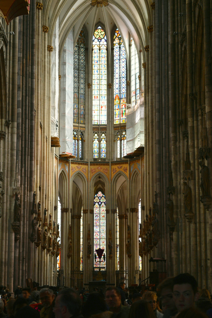 Typisches Menschengetümmel im Kölner Dom