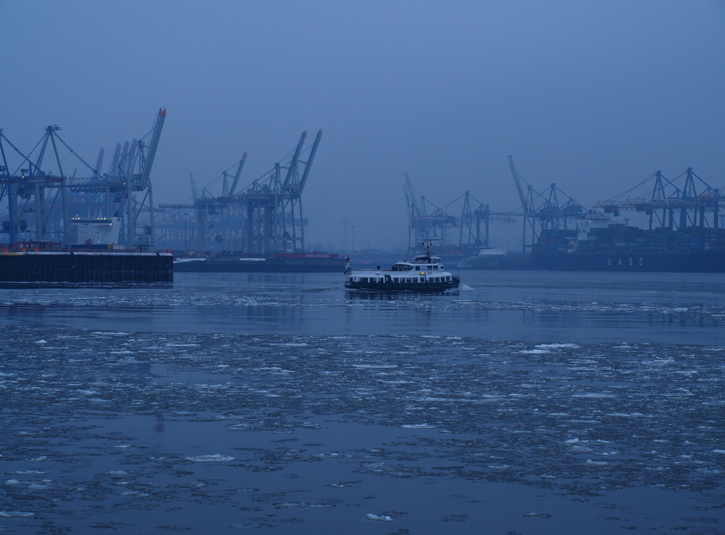 Typschiff "Kirchdorf" auf 'Eismeerfahrt' im Hamburgder Hafen ;-)