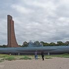 U 995 vor dem Marineehrenmal von Laboe