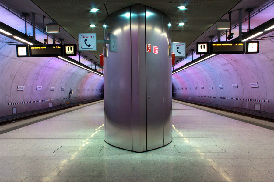 U-Bahn-Bahnhof " Jahrhunderthalle ".