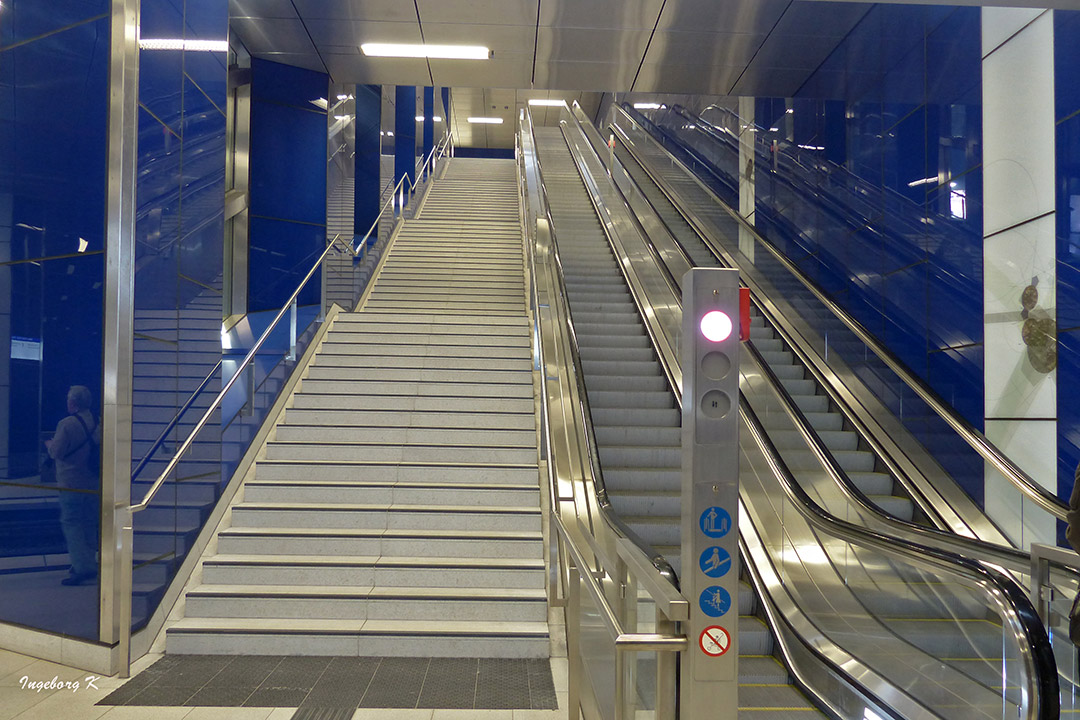 U Bahn Düsseldorf Schadowstraße Treppenaufgang und Rolltreppen Foto