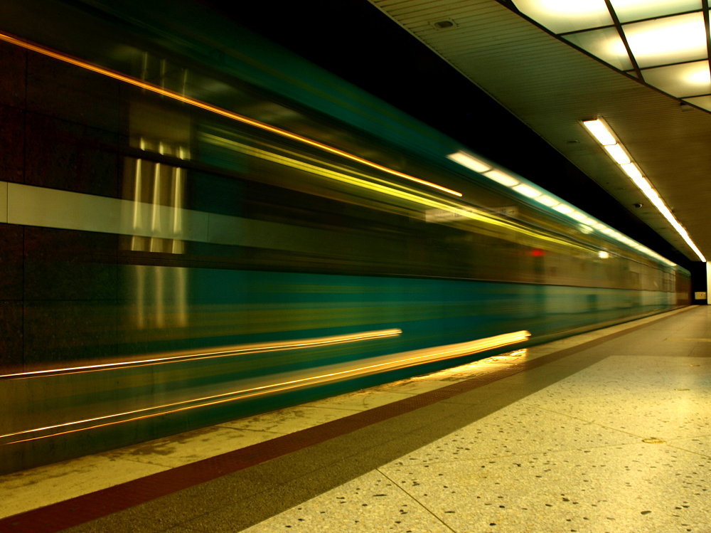 U - Bahn fährt ein