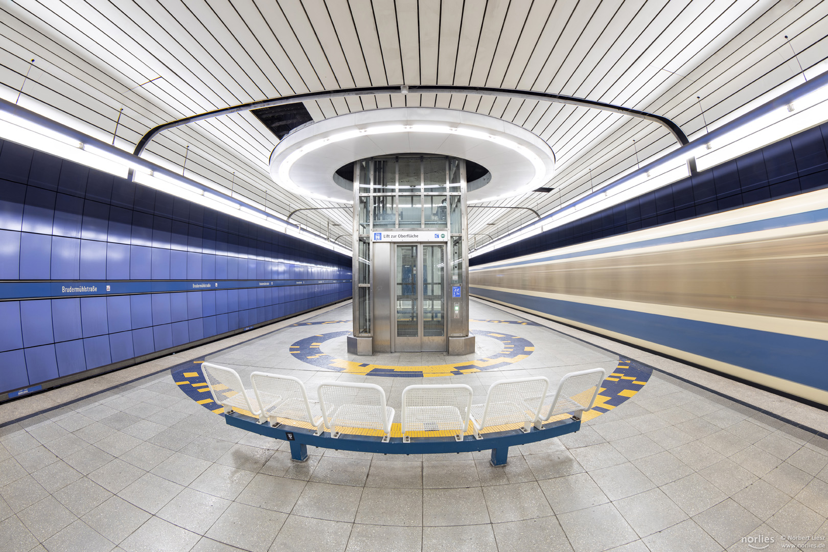 U-Bahn fährt in der Brudermühlstraße