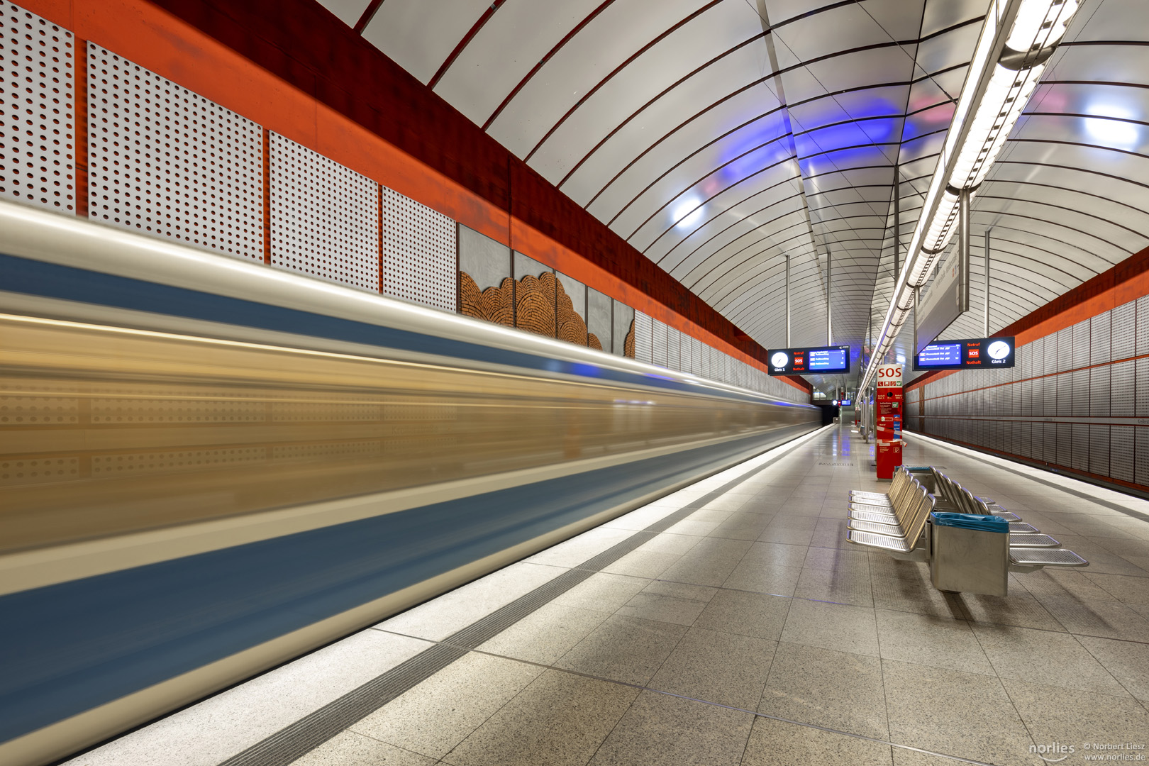 U-Bahn fährt in der Haltestelle Kreillerstraße