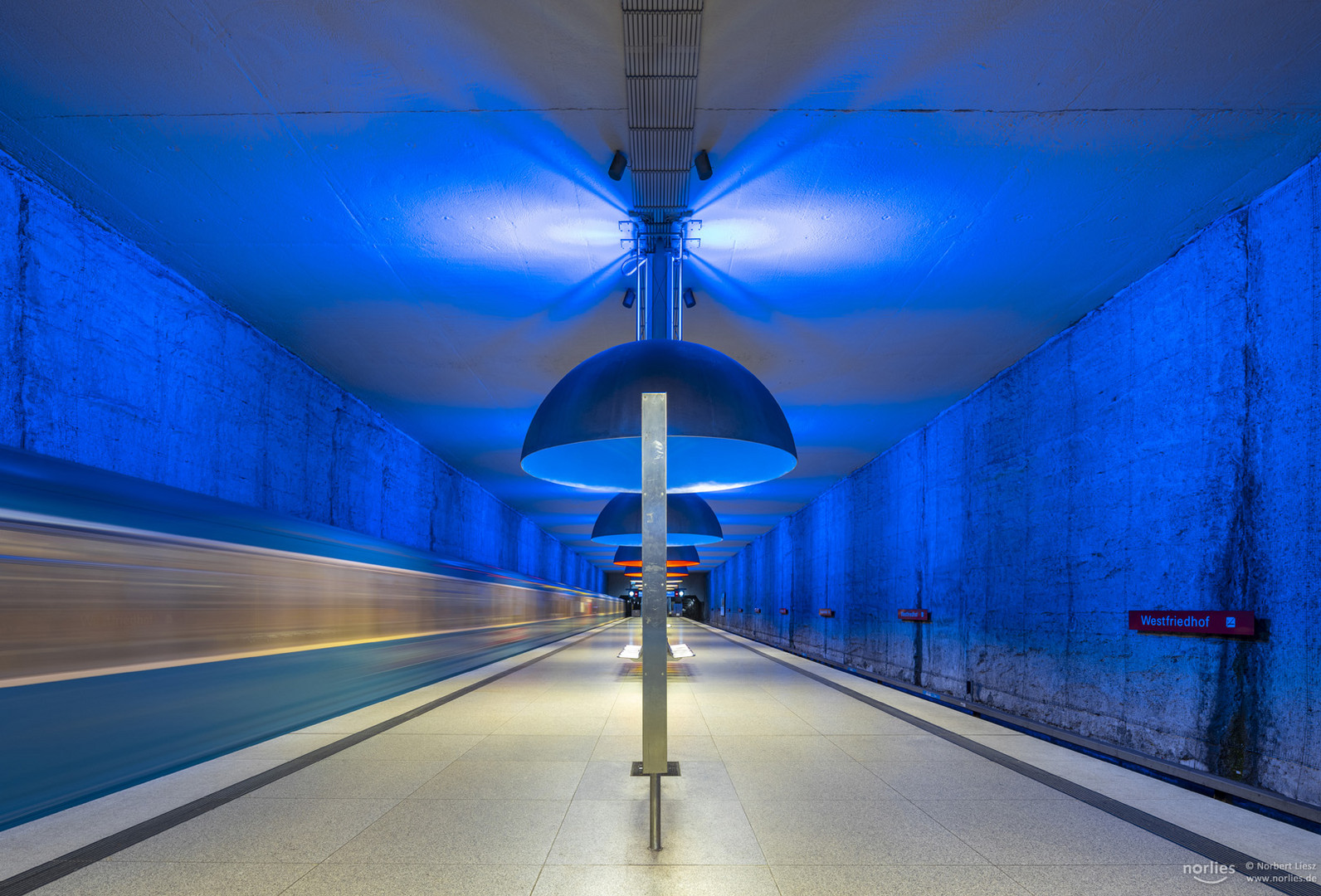 U-Bahn fährt in die Station Westfriedhof