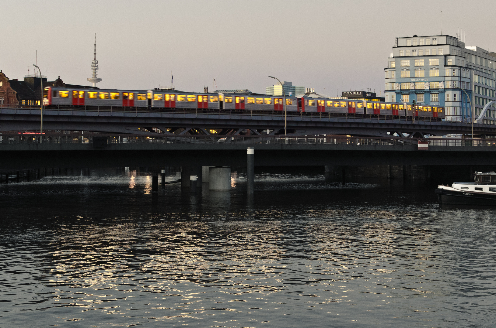 U-Bahn fährt oben