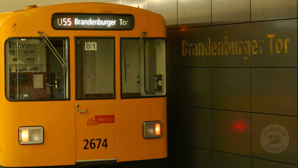 U-Bahn im U-Bahnhof BrandenburgerTor