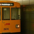 U-Bahn im U-Bahnhof BrandenburgerTor