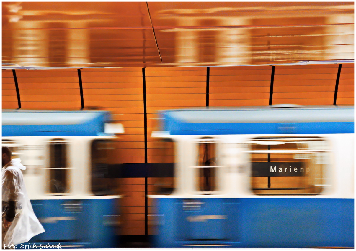 U-Bahn in Bewegung mit Durchblick zur Rückwand