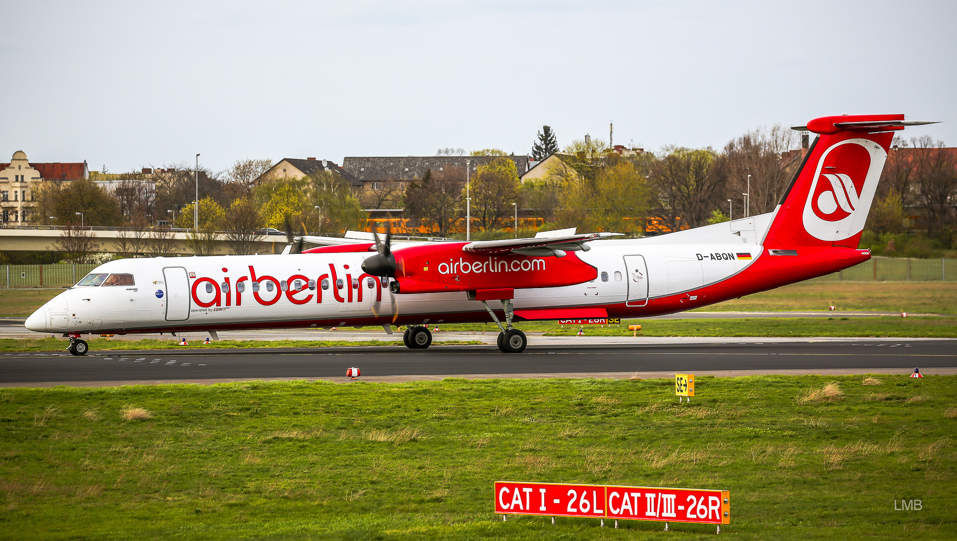 U-Bahn oben, Flugzeug unten