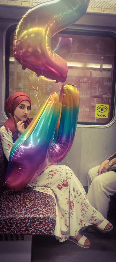 U-Bahn Picks - Frau mit Ballon 