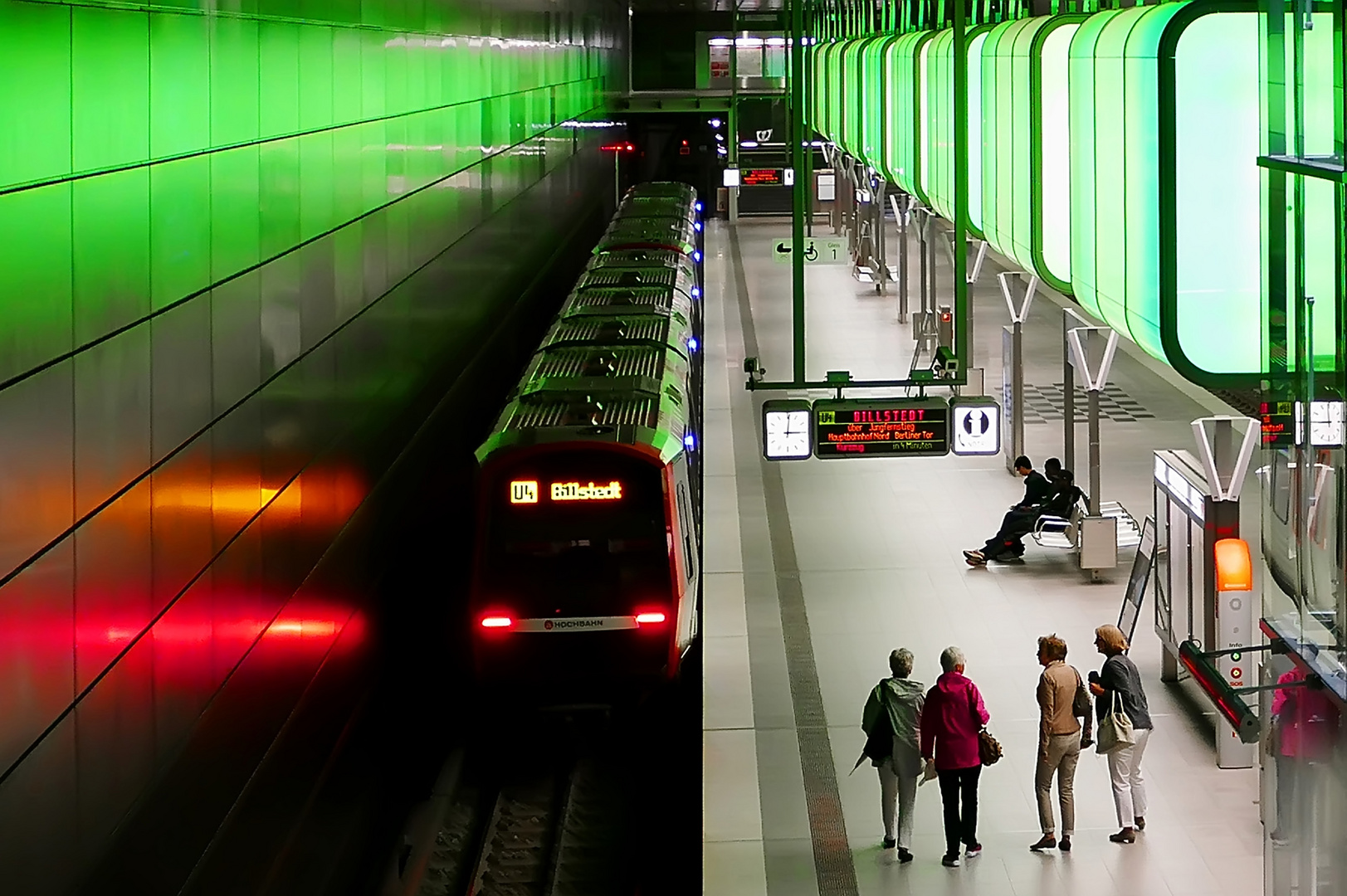 U-Bahn-Station im Wechsel von Farben, Rot/Grün