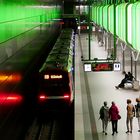 U-Bahn-Station im Wechsel von Farben, Rot/Grün