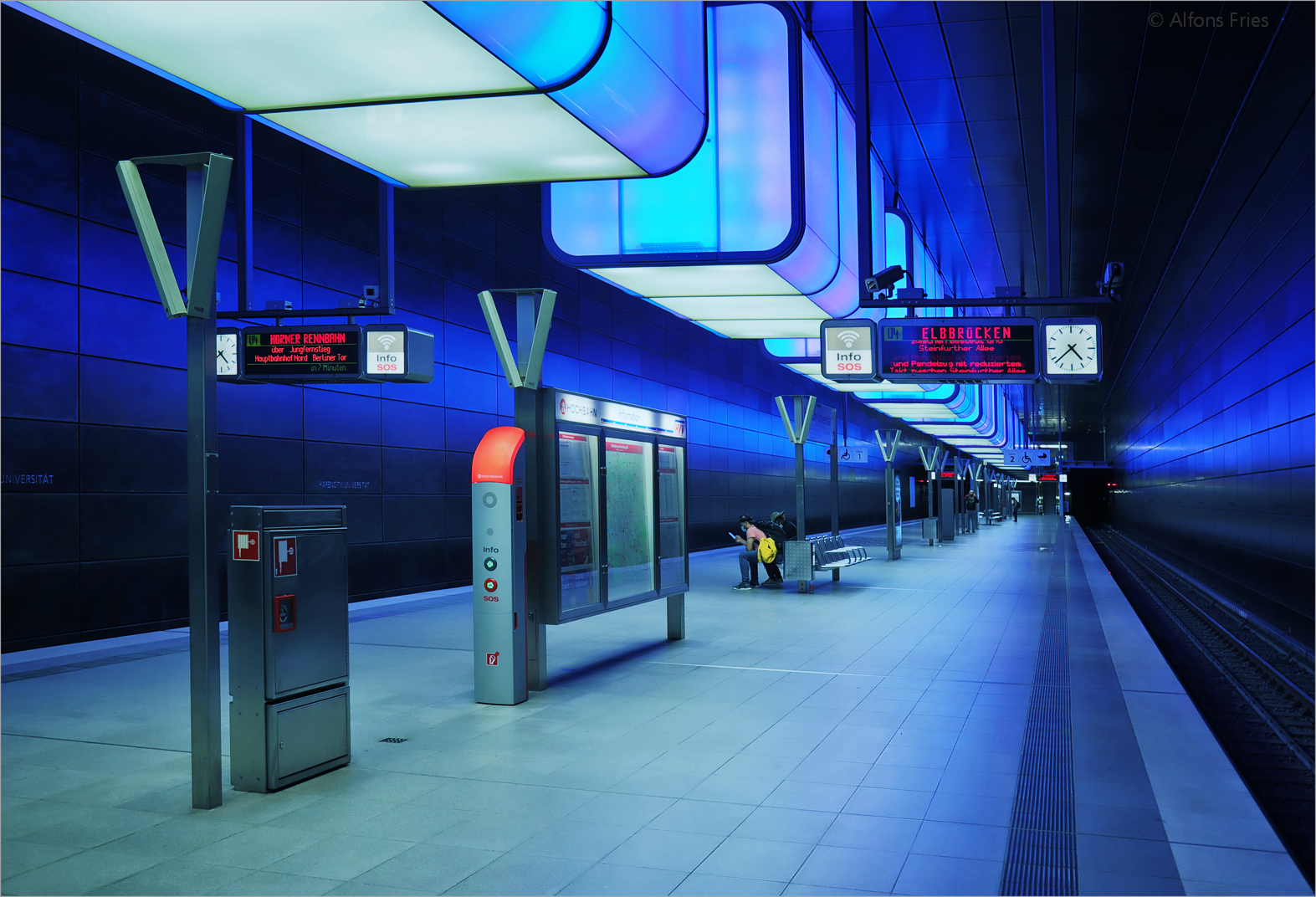 U-Bahn Station in Blau