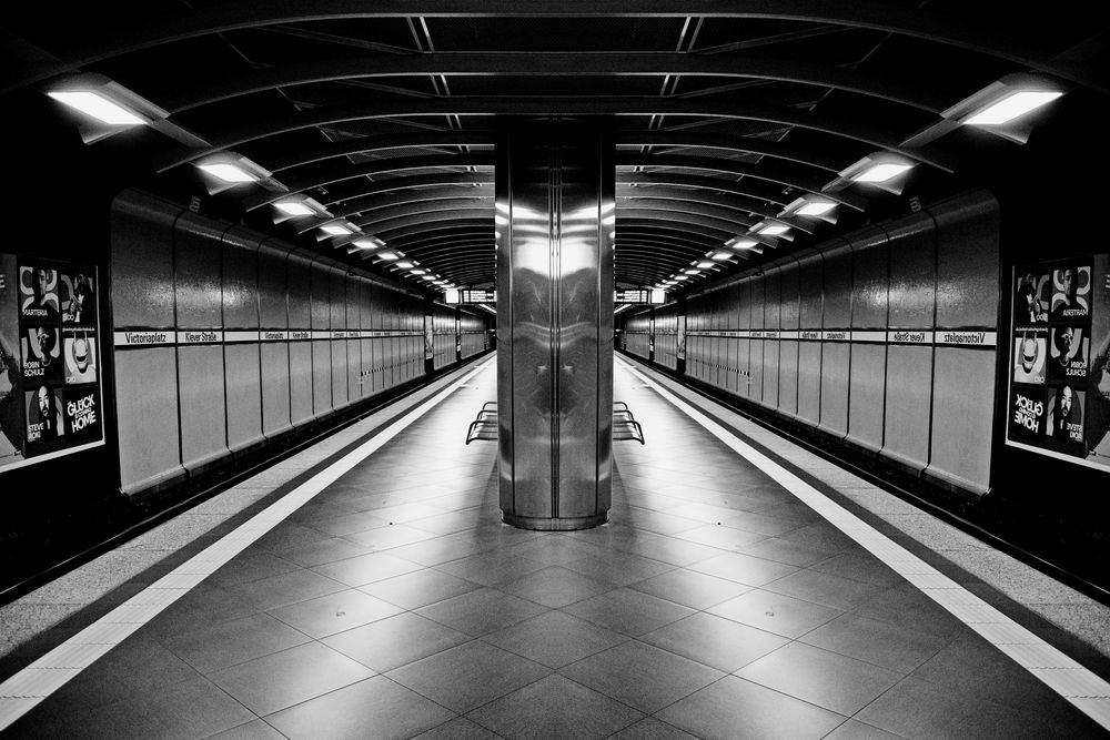 U-Bahn Station Klever Straße / Golzheimer Friedhof Foto & Bild | bus ...