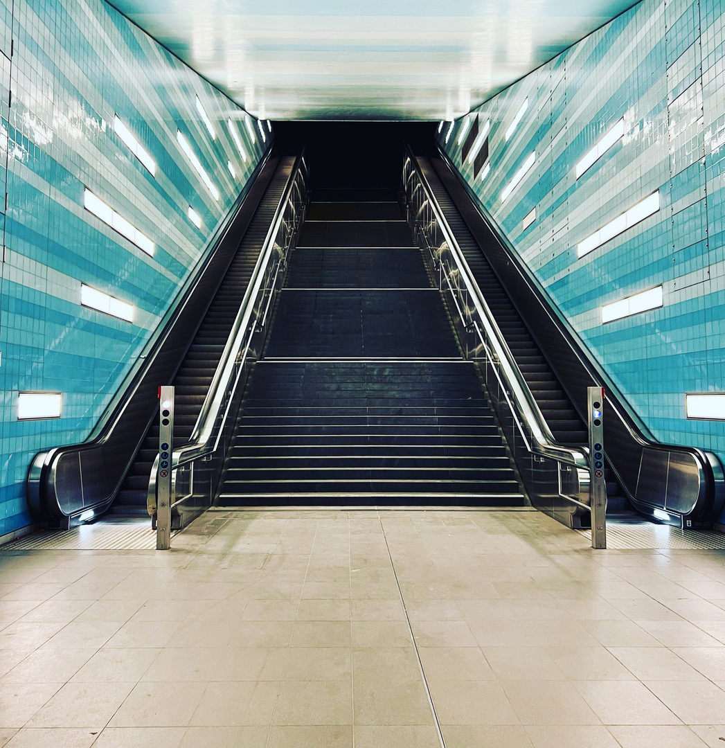 U-Bahn Überseequartier Hamburg bei Nacht