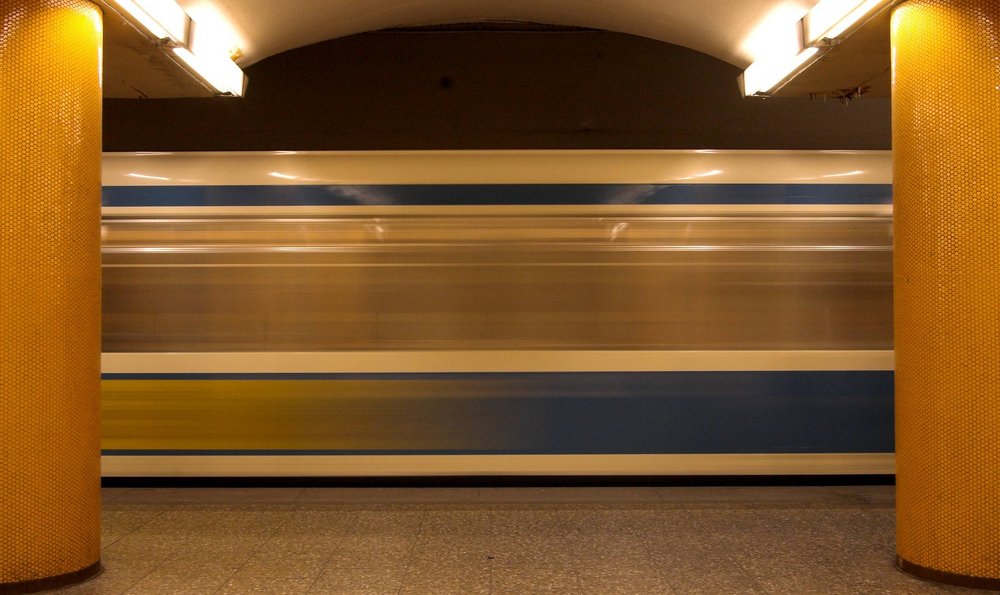 U-Bahn zwischen zwei Säulen