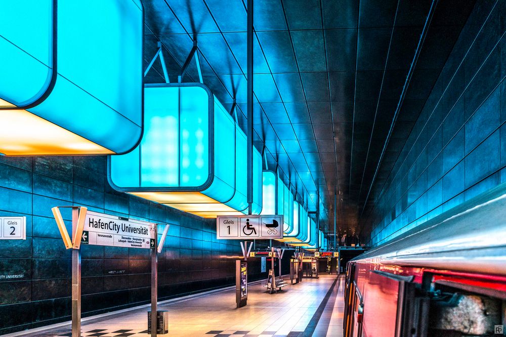 U-Bahnhof HafenCity Universität / RGB-blau