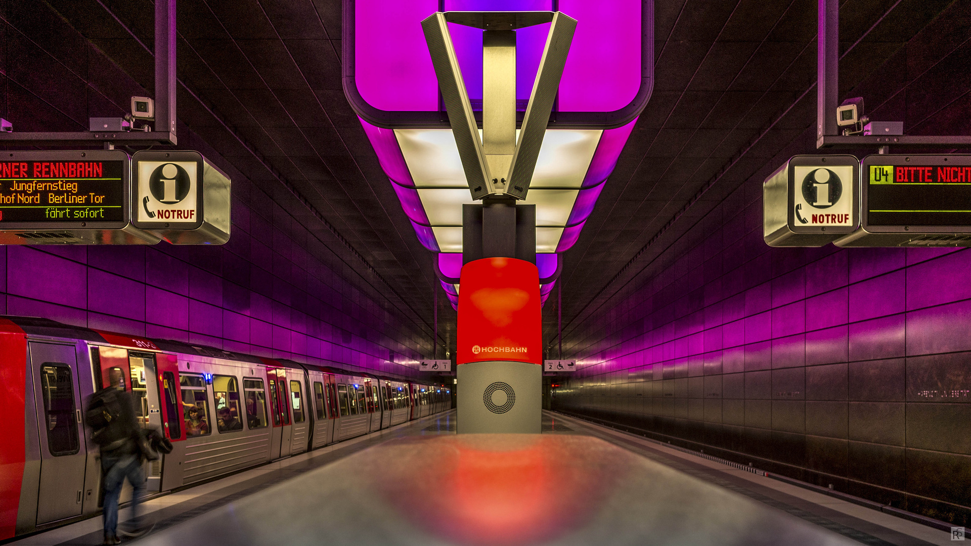 U-Bahnhof HafenCity Universität / RGB-lila