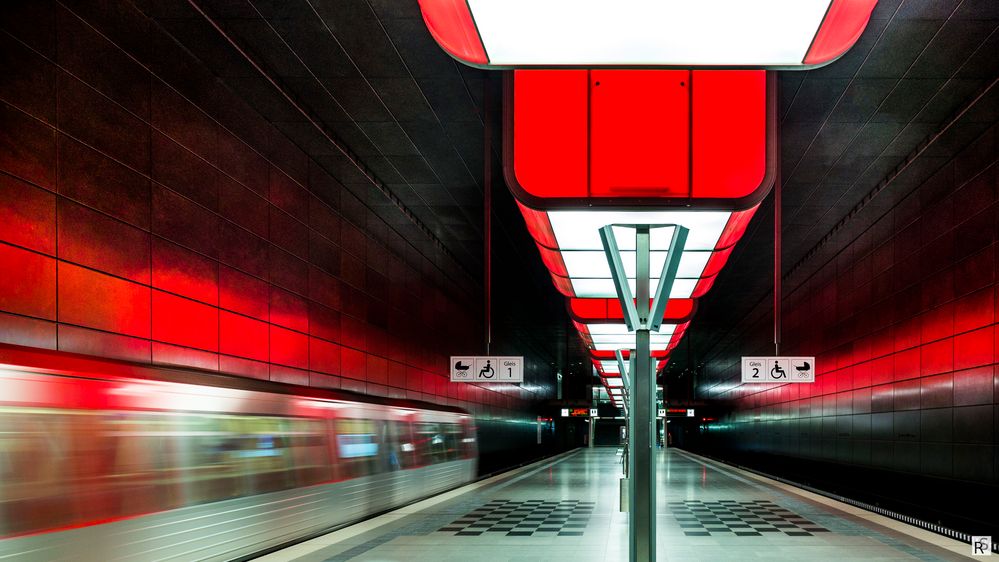 U-Bahnhof HafenCity Universität / RGB-rot