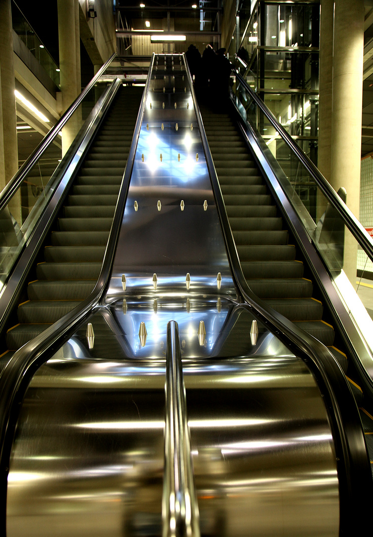 U-Bahnhof Köln-Heumarkt - unterste Ebene Rolltreppe zur Mittelebene