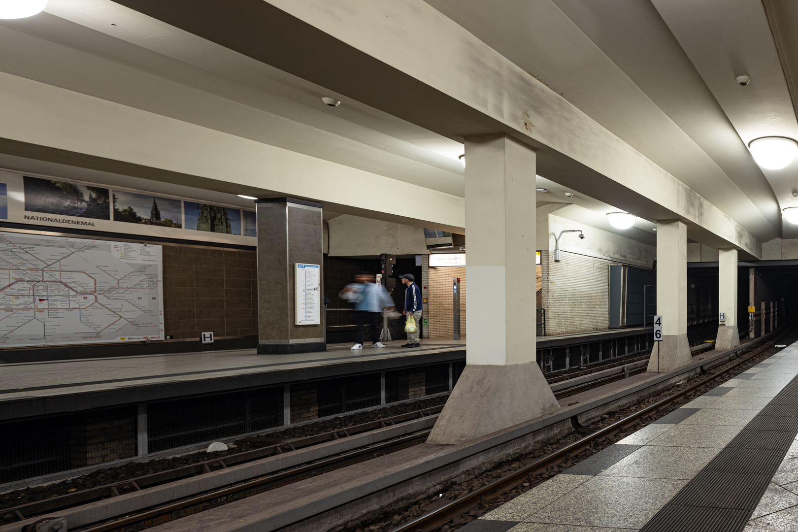 U-Bahnhof mit Durchblick